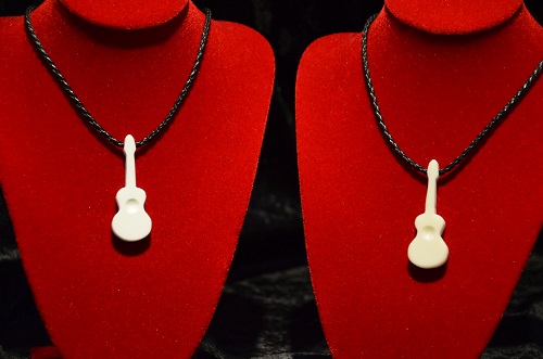 Collier "Guitare creuse" en r&eacute;sine