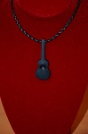 Collier "Guitare creuse" en r&eacute;sine